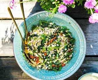 Matig sallad med bulgur, avokado, pumpafrön och soltorkade tomater