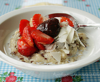 Havregrynsgröt m. jordgubbar & kokosflakes