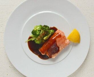 Ugnsbakad lax med snabb teriyakisås och vitlöksfräst broccoli