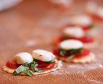 Minipizza med mozzarella, tomat & basilika