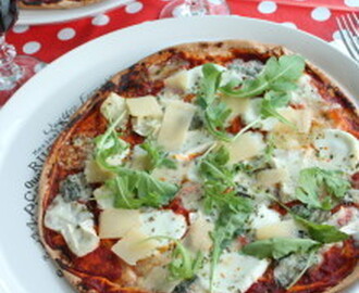 Libabrödspizza: Quattro Formaggi – med fyra ostar.
