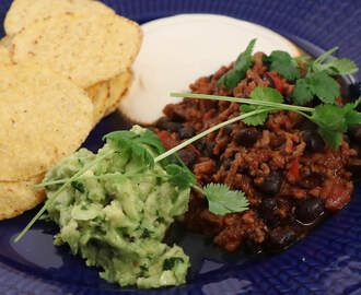 Chili con carne med avokadoröra, gräddfil och nachochips