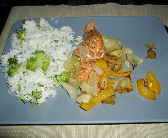 Laxfilé i ugn med ris och grönsaker