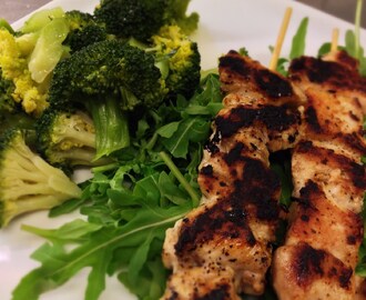 Rob Wolfs kycklingspett med ångkokt broccoli och sallad