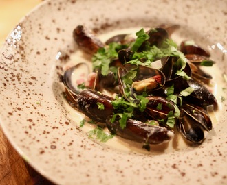 Moules marinières eller bara musslor med grädde och tärnat rökt sidfläsk?