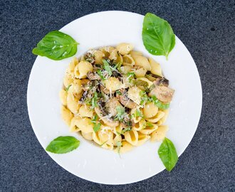 Vegetarisk pasta med vitlöksfrästa champinjoner och basilika