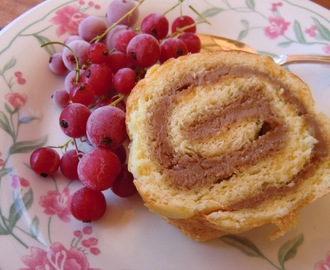 Glutenfri rulltårta med fyllning av färskost och choklad