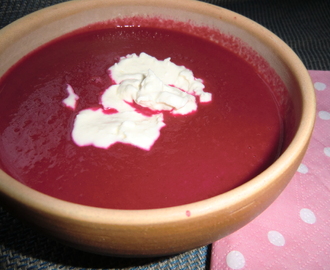 Rosenröd rödbetssoppa med fetaosttopping