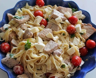 Fläskfilé, mozzarella, tomat och basilika med pasta