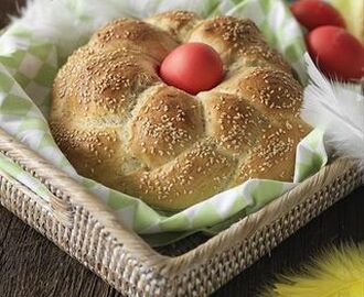 Grekiskt påskbröd med symboliskt ägg