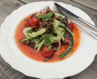 Zucchinipasta med tomatsås