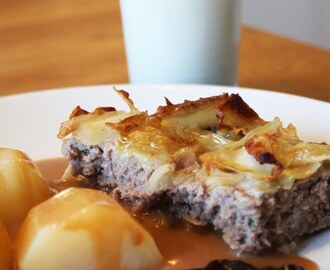 Kålpudding med brunsås och potatis