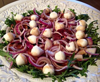 Apelsinsallad med rödlök och mozzarella