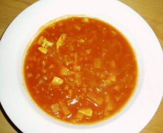 Soppa med röda linser, kyckling och curry