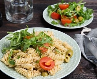 Krämig kronärtskocksröra med pasta och olivsallad