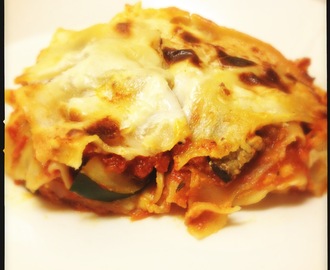 Vegetarisk lasagne med rostad tomat- och paprikasås, aubergine, zucchini och mozzarella