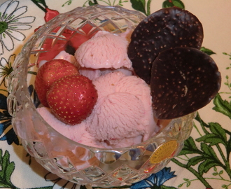 Hemgjord jordgubbsglass med vit choklad, jordgubbspulver och färska jordgubbar