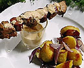 Fläskfiléspett med potatis och jordnötssås