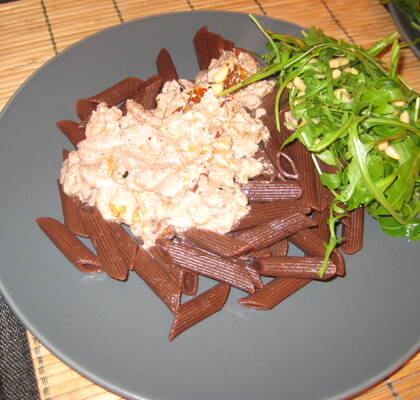 Pasta med kakao och en sås med valnöt och fetasost