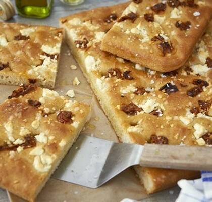 Focaccia med fetaost och soltorkade tomater