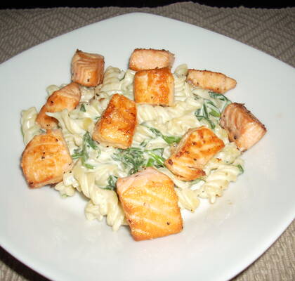 Pasta med ädelost, cashewnötter och lax