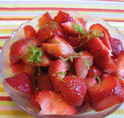 Sockerfria limemarinerade jordgubbar