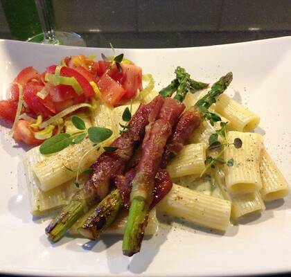 Krämig pasta med salvia, bakade tomater och serranolindad, rostad sparris