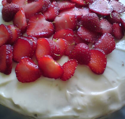 Red velvet cake med jordgubbar