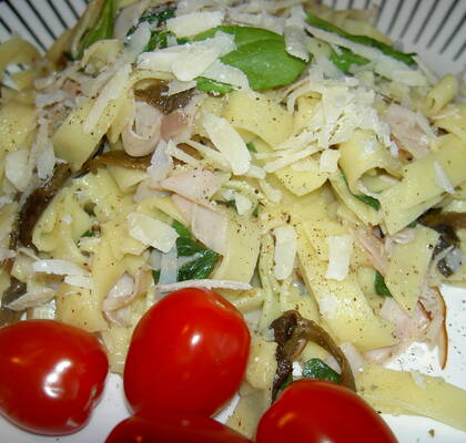 Linguine med trattkantareller och rökt kalkon