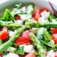 Broccoli salat med solsikkekerner, rosiner og feta