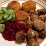 Gräddstuvade vegetariska köttbullar med hasselbackspotatis, pressgurka och rårörda lingon