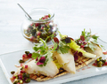 GOURMET Sliced røget torsk med pistacienødder og granatæblevinaigrette