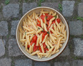 Sommerlig pasta med tomatsauce og basilikum
