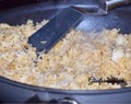 Oksekød med stegte ris , kål , gulerødder og blomkål .