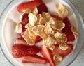 Jordbær og cornflakes med yoghurt