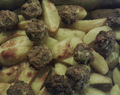 Græske kødboller på kartoffelbund