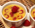 Crème brûlée med bringebær