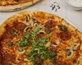 Pizza med chorizo og italienske kjøttboller