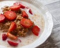 Havregrynsgröt m. quinoa, färska jordgubbar & kanel