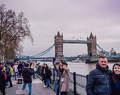 Promenad över Tower Bridge och längs Themsens julmarknad