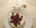 Nyårs dessert - Riskrispies-pavlova med färska bär och smörkräm