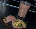 Mejerifri äggmjölk (hallonsmoothie) Skinkrulle med sallad och mejerifri paprikasås (Lchf)