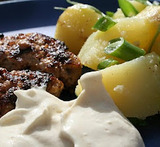 köttfärsbiffar med turkisk yoghurt