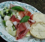 sallad med parmaskinka och mozzarella