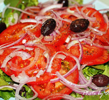 tomatsallad med rödlök och fetaost