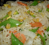 stekt ris med egg og grønnsaker