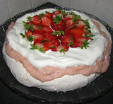 tårta med rabarber och jordgubbar