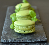 macarons med hindbær og lakrids