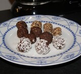 chokladbollar med dadlar nötter kakao