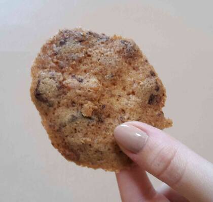 Chokladkakor (cookies) med vit och mörk choklad